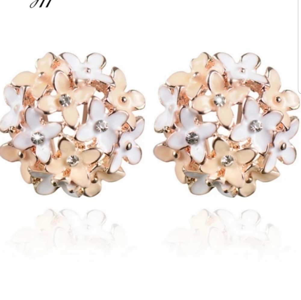 Relisted♡Ella♡ Floral Post Earrings - Picture 3 of 5